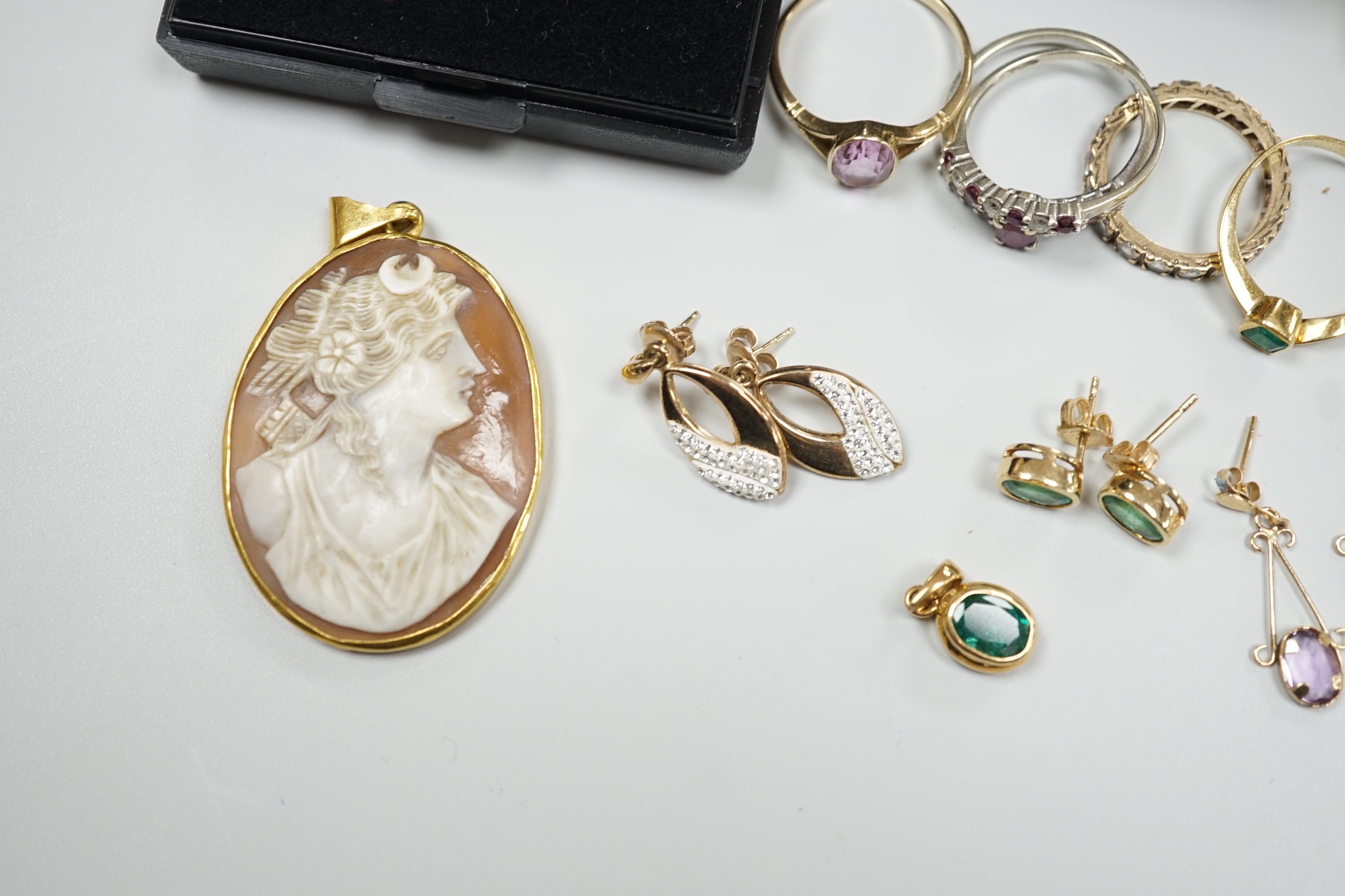 A small group of assorted modern jewellery including a 750 yellow metal and gem set serpent ring, gross 2.4 grams, a 15ct and gem set ring, gross 2.6 grams, a pair of 14k and gem set ear studs, gross 2.1 grams, a 585 sea